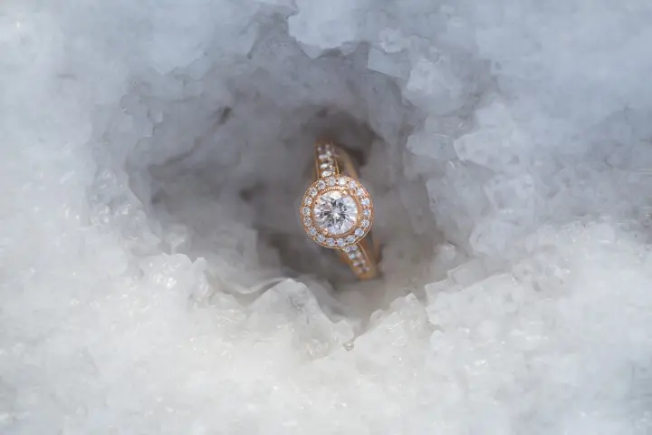 ایده عکس حلقه درون فضای یخی و بلوری