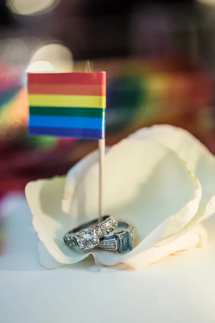 عکس حلقه به صورت مینیاتوری در کنار پرچم رنگین کمانی