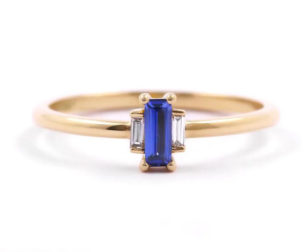 GR097-Promise-Engagement-Ring-From-Commins-And-Co-Jewellers-Dublin-Ireland