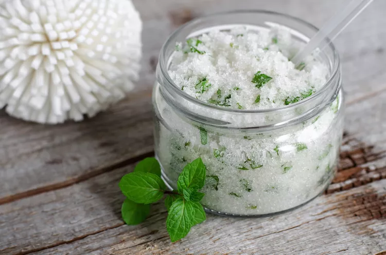 homemade-sugar-scrub-with-mint-leaves-and-essential-mint-oil-51294d13