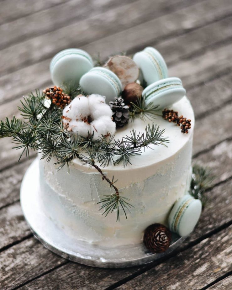 Winter-foliage-and-macaron-wedding-cake
