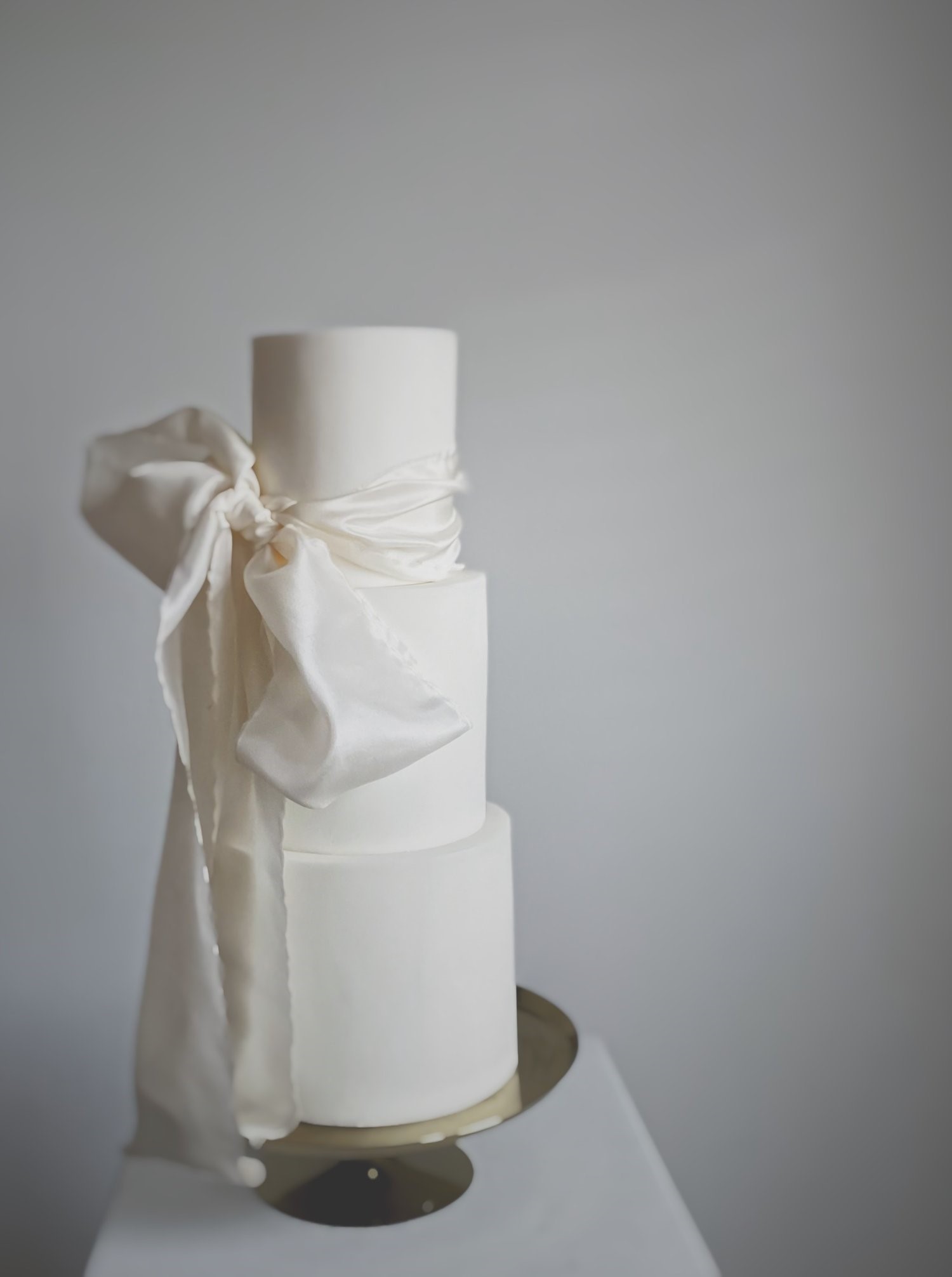 bow-winter-wedding-cake