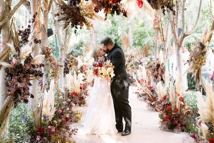 fall-wedding-decorations-pampas-grass-lined-aisle-anna-delores-photography-0623-696b9ccd