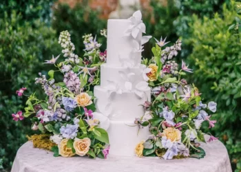 summer-garden-wedding-inspiration-periwinkle-alice-blue-flowers-22
