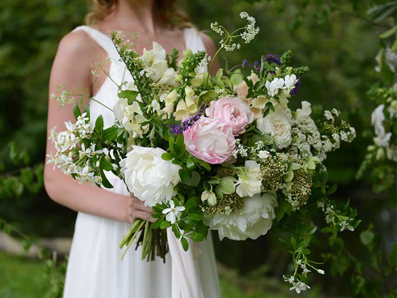 white-and-green-rustic-bouquet
