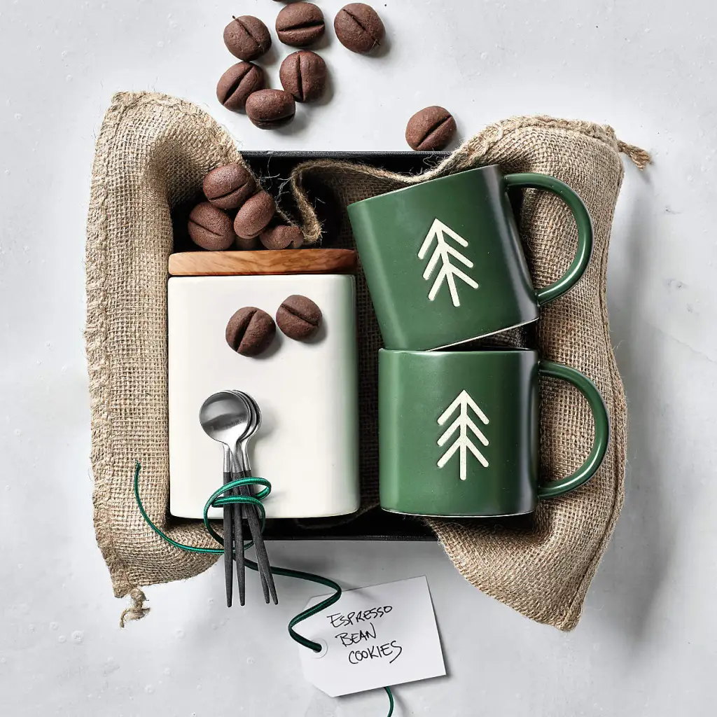 winter-themed-best-small-gift-baskets-ideas-for-coffee-lovers