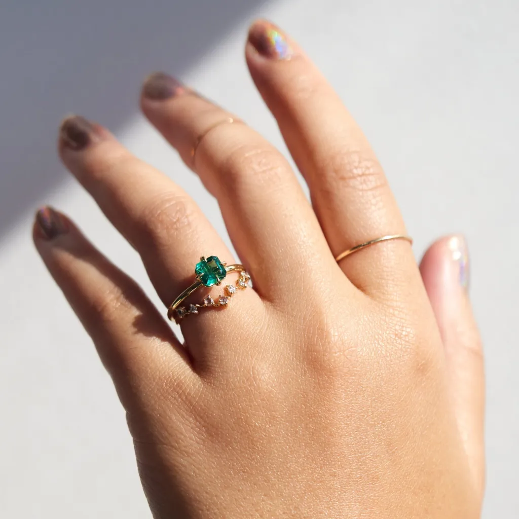 vibrant-green-best-solitaire-emerald-engagement-rings-set-in-yellow-gold