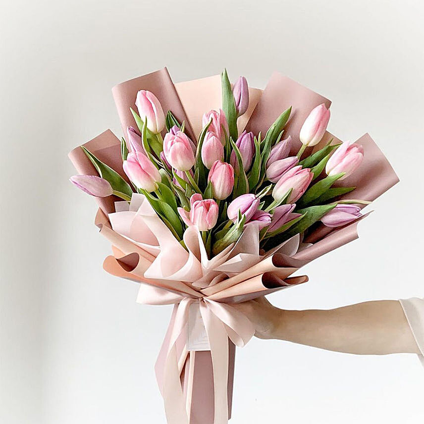 lovely-pink-n-light-pink-tulips-bouquet_1