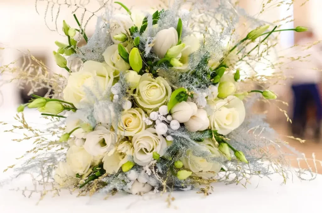 116860-gold-and-white-rose-wedding-bouquet