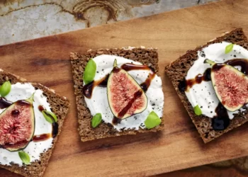 fresh-figs--ricotta-cheese--fresh-basil-on-rye-bread-with-balsamic-vinegar-overhead-view