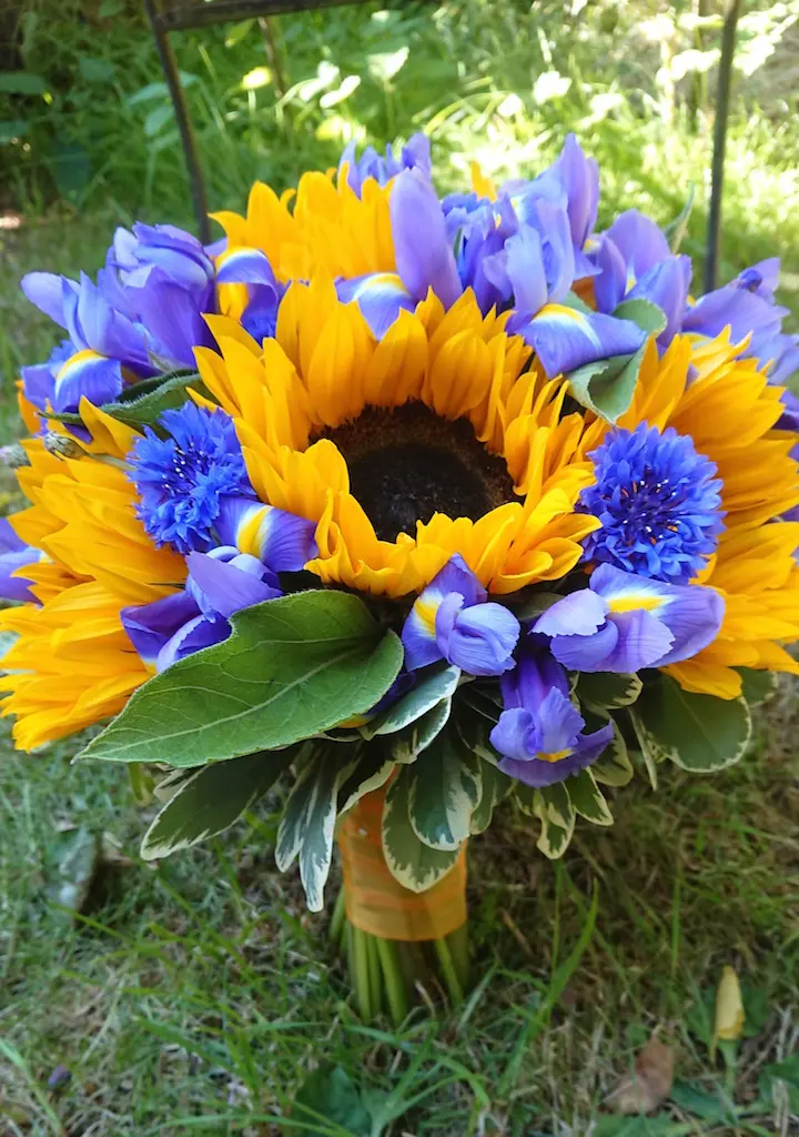 153119-sandras-flower-studio-sunflower-bouquet