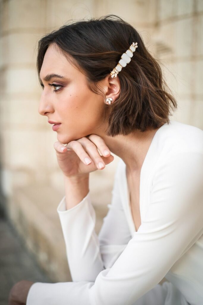 straight-bob-easy-simple-bridal-wedding-hairstyles-with-elegant-barrette