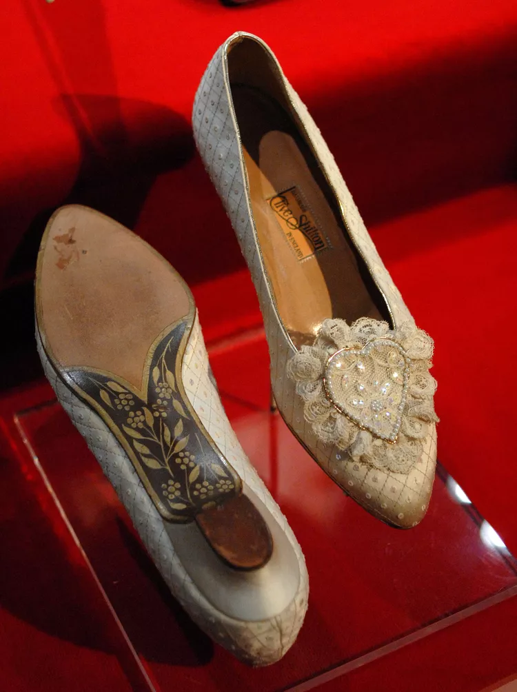 Details on Princess Diana Wedding Accessories