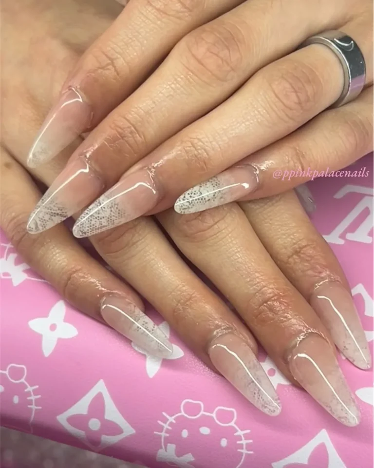ناخن صورتی با طرح تور (Lace Patterns)