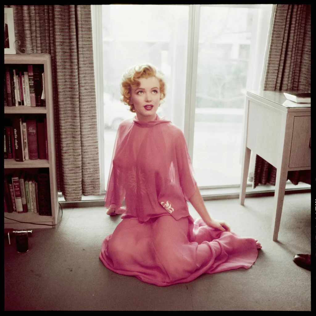 00-holding-5-things-marilyn-monroe