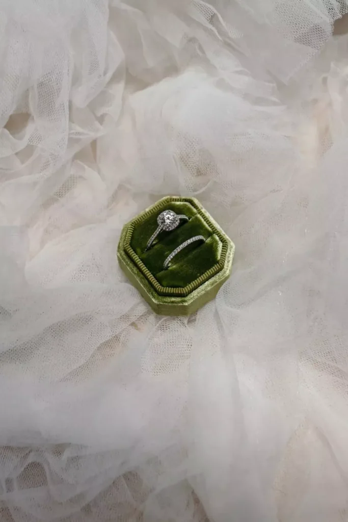 حلقهی الماس برش کوسنی با نگینهای پاوه (Cushion-Cut Pavé)