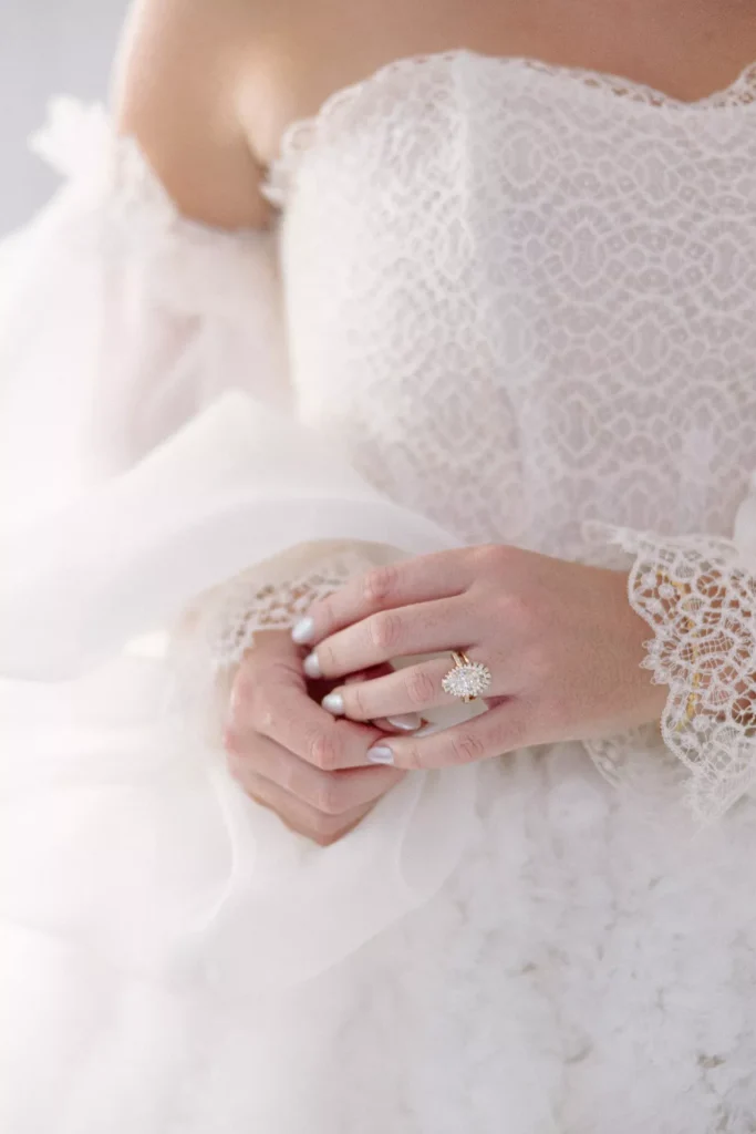 حلقهی الماس بیضیشکل