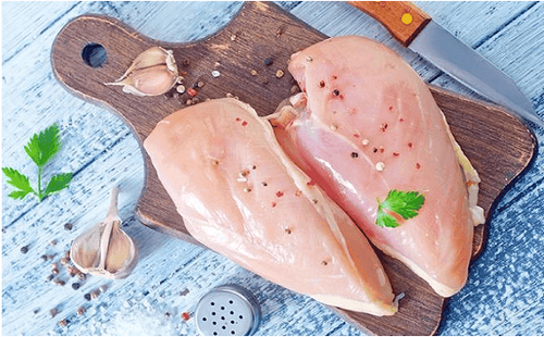 سینه مرغ منبع نیاسین و پروتئین بدون چربی برای انسان است.