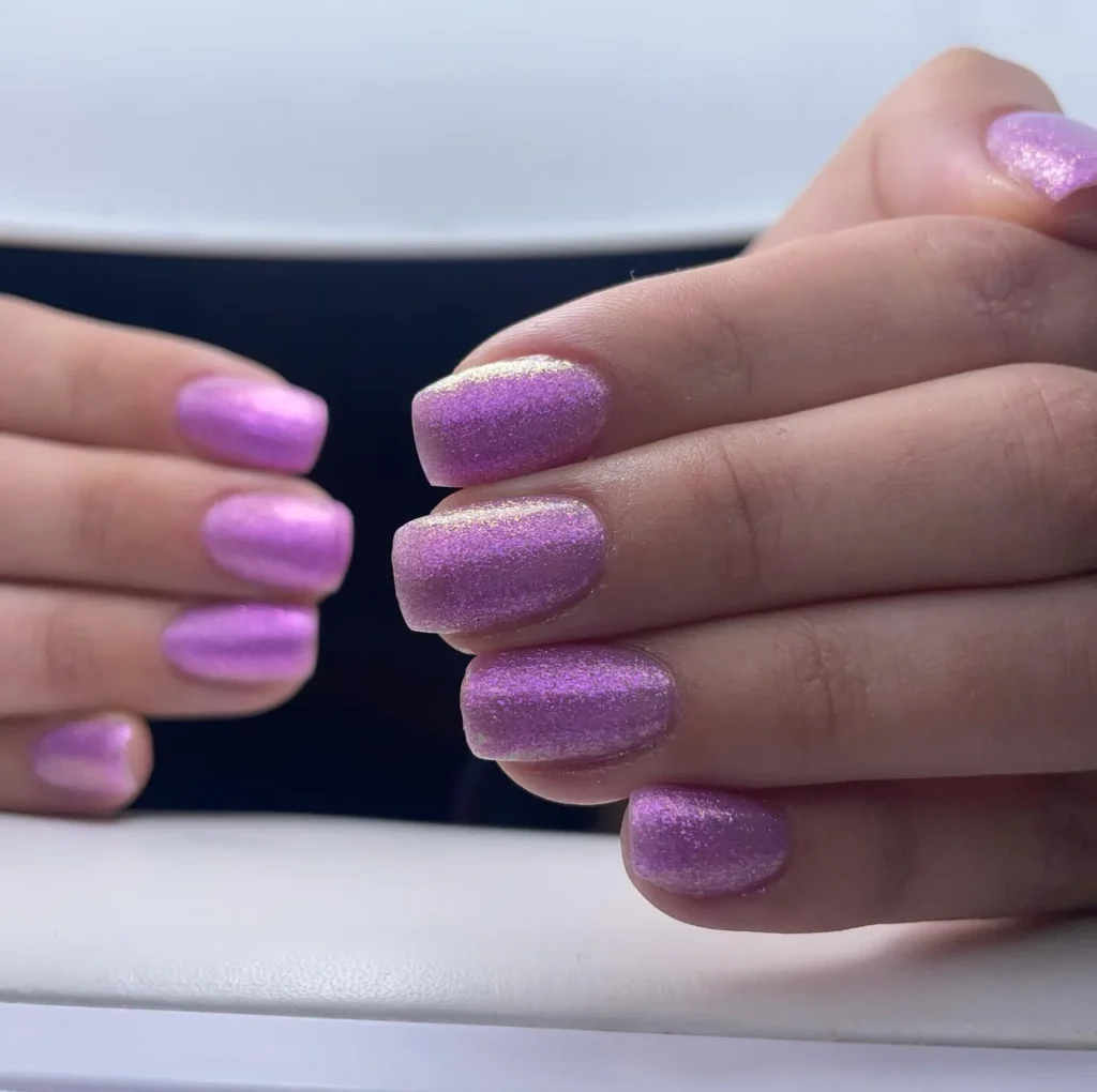 ۱۸. ناخن‌های بنفش اکلیل‌دار