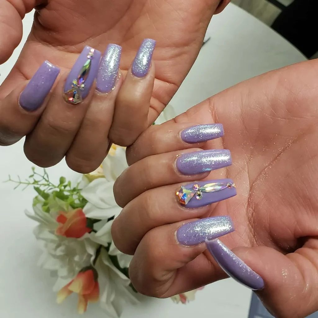 ناخن‌های طلایی و نگین‌دار