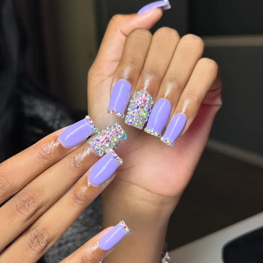 لاک‌ بنفش با تزئینات جواهری