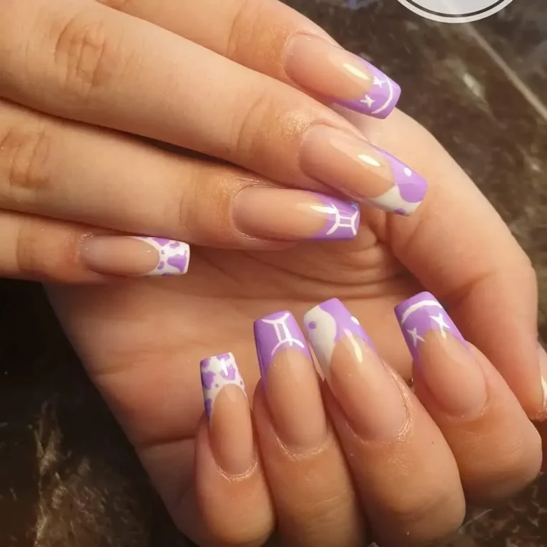 لاک‌ بنفش با خطوط سفید