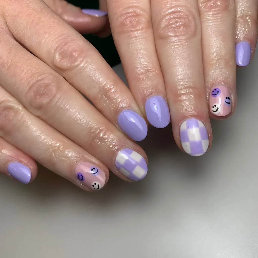 لاک بنفش با طرح چهارخانه