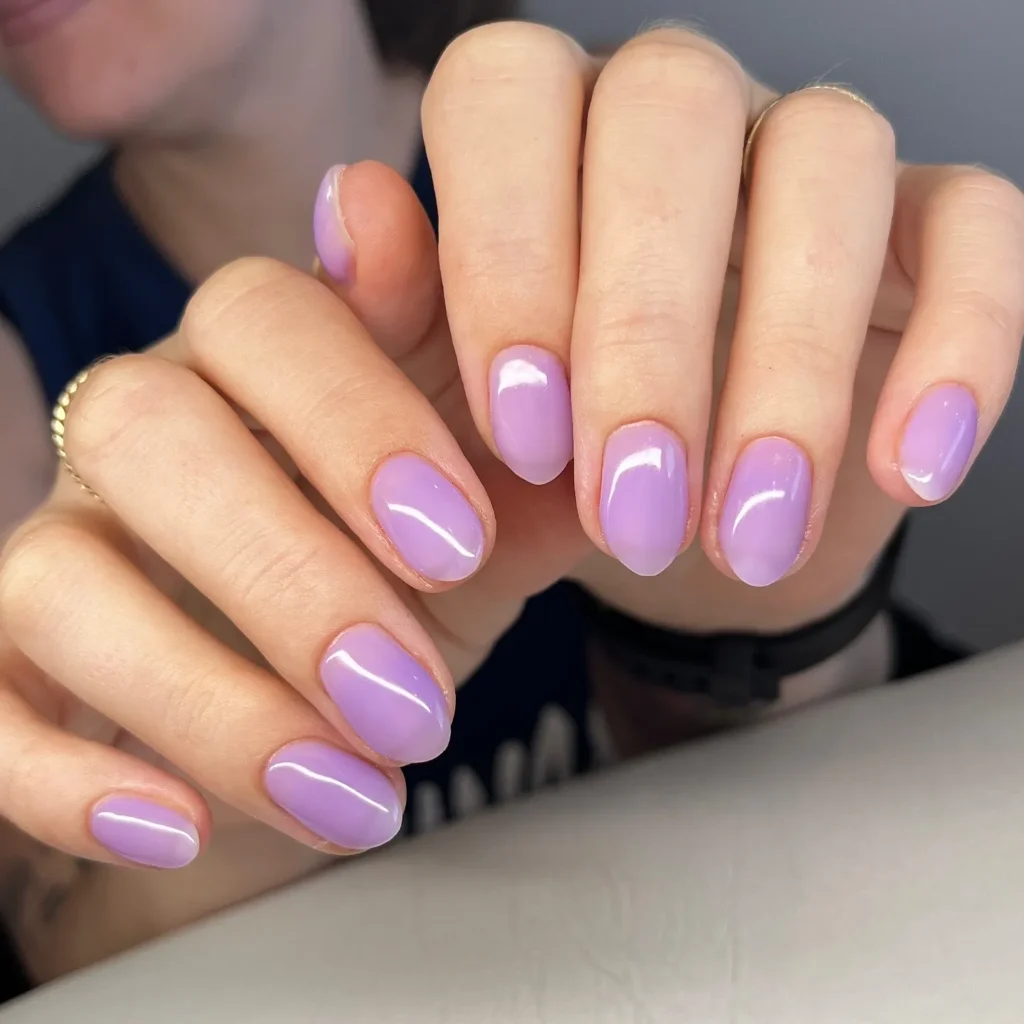 لاک‌ مه‌آلودِ اسطوخودوس با تزئین طلایی