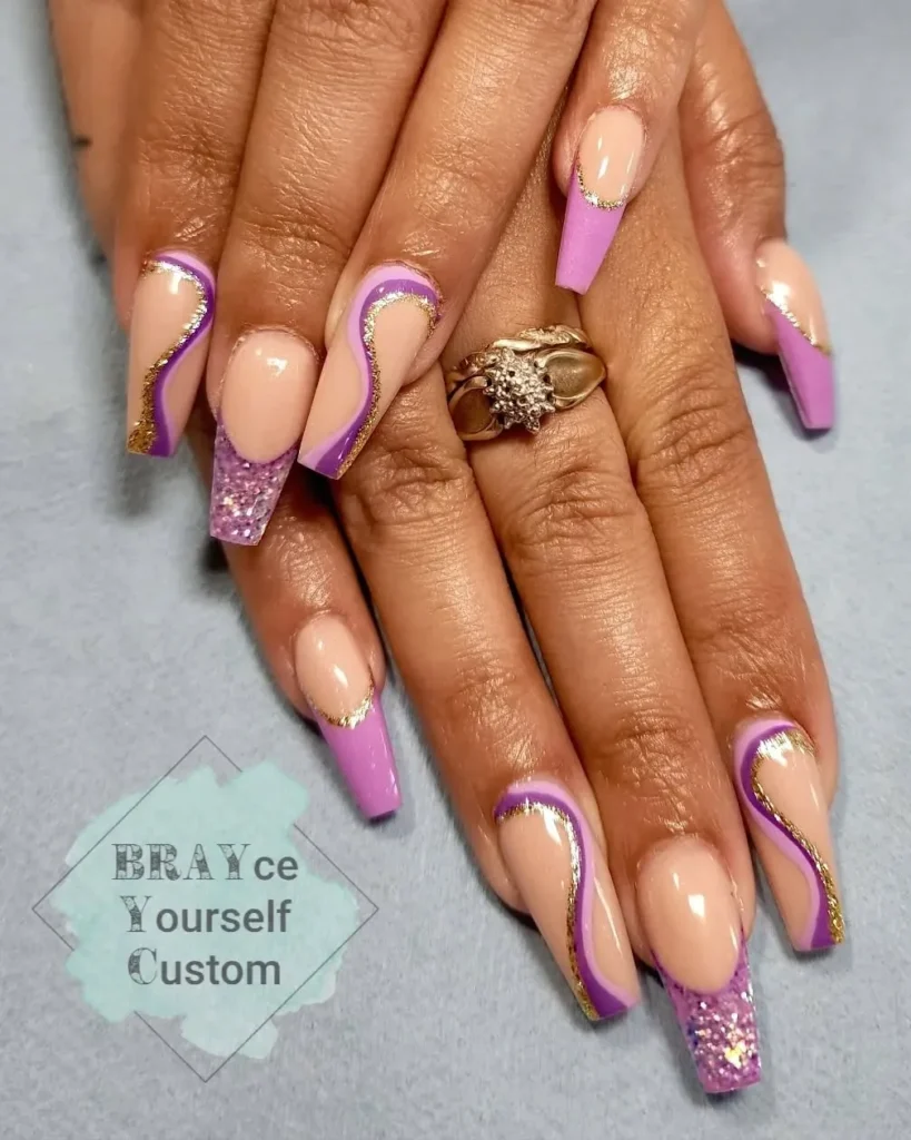 لاک چرخشی بنفش و تزئینات طلایی