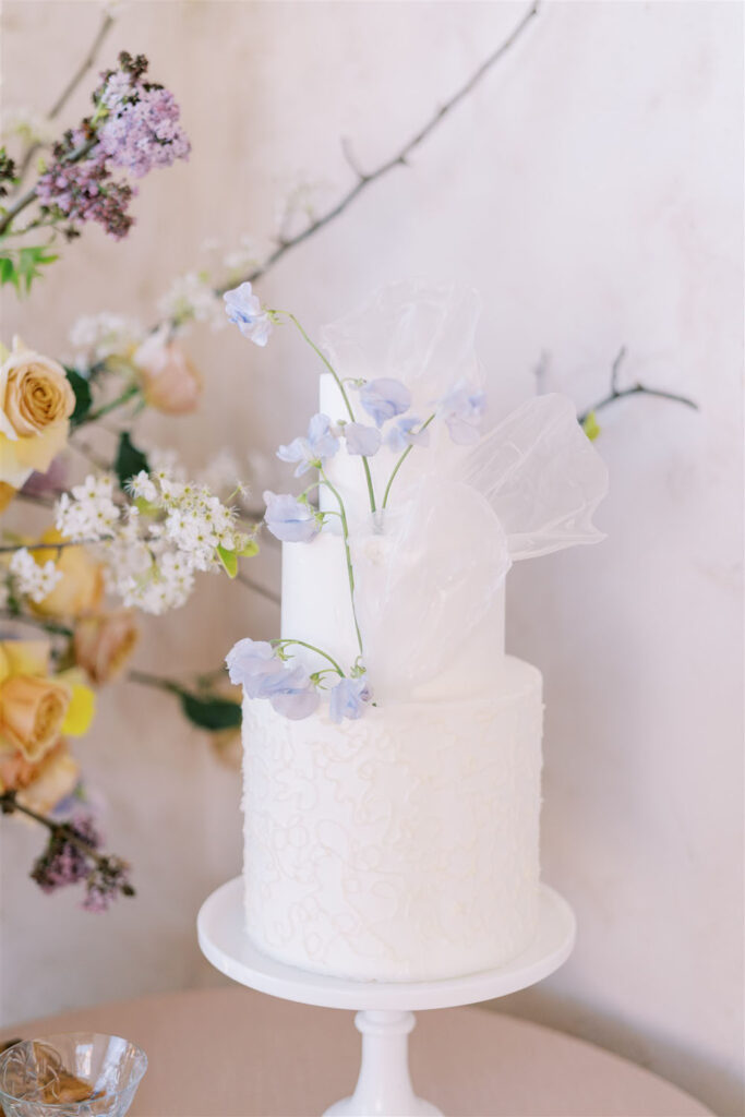 کیک عروسی تابستانی سفید و ساده